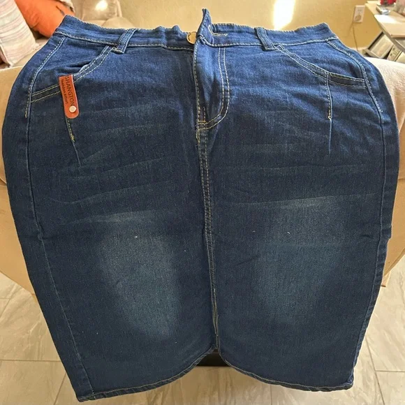 The Fashion Jeans Premium Denim size Large for Skinny with Belt included - Picture 11 of 12